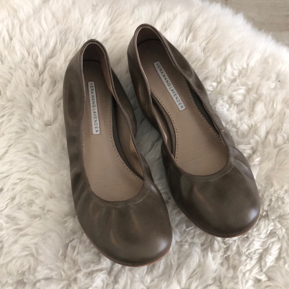 Vera wang lavender flats in good condition